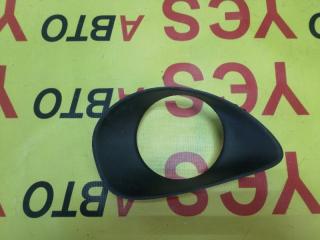 Заглушка в бампер передняя правая Toyota Vitz 2005-2007