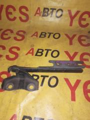 Фото запчасти кронштейн капота правый Mazda Capella 1997-2002 контрактная запчасть Запчасть кронштейн капота правый Mazda Capella 1997-2002