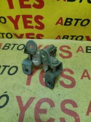 Петля двери передняя правая Toyota Corolla AE110