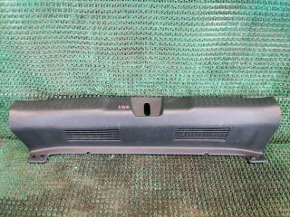 Запчасть накладка замка багажника Honda FIT 2004