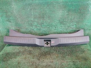 Запчасть накладка замка багажника Honda AIRWAVE 2006