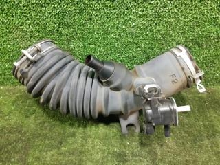 Патрубок воздушного фильтра TOYOTA SAI AZK10 2AZFXE 17881-28310 3 ракурс Патрубок воздушного фильтра TOYOTA SAI AZK10 2AZFXE 17881-28310 3 ракурс