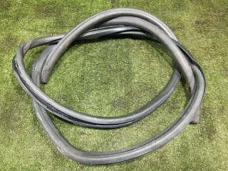 Уплотнительная резинка дверей правая передняя TOYOTA SAI AZK10 2AZFXE 62311-75010 3 ракурс