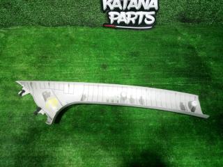 Обшивка стойки кузова левая передняя TOYOTA VITZ NSP135 1NRFE 62212-52250-B0 3 ракурс