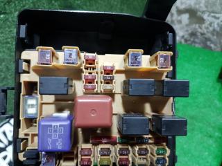 Блок предохранителей TOYOTA VISTA ZZV50 1ZZFE 82721-32020 4 ракурс Блок предохранителей TOYOTA VISTA ZZV50 1ZZFE 82721-32020 4 ракурс