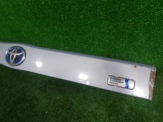 Накладка 5-й двери задняя TOYOTA PRIUS ZVW30 2ZRFXE 76801-47070 3 ракурс