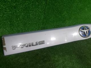 Накладка 5-й двери задняя TOYOTA PRIUS ZVW30 2ZRFXE 76801-47070 4 ракурс