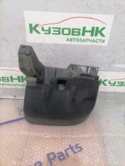 Запчасть брызговик передний правый Mitsubishi L200 2006-2015