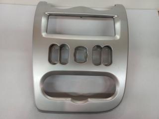 Рамка магнитолы Renault Logan 2012