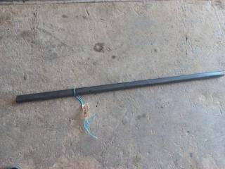 Молдинг стекла передний левый Nissan Bluebird 1998