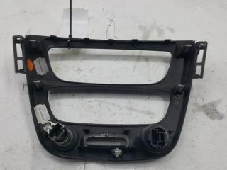 Рамка центральной панели MEG 09- Renault Megane 682605488R