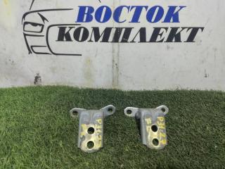 Запчасть петля двери передняя левая Nissan Serena 2005.06