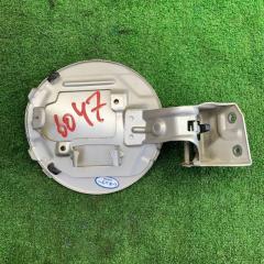 Лючок бензобака SUZUKI ESCUDO TDA4W TD54W TD94W J20A J24B H27A N32A 64320-65J11 2 ракурс