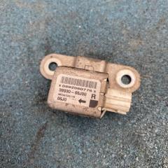 Датчик удара правый передний SUZUKI ESCUDO TD74W TD54W TD94W TDA4W TDB4W M16A J20A J24B H27A N32A 38930-65J00-000 5 ракурс