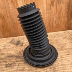 Пыльник стойки передний SUZUKI ESCUDO TA74W TD54W TD94W TDA4W TDB4W M16A J20A J24B H27A N32A 41931-65J00-000 2 ракурс