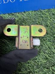 Датчик удара левый передний SUZUKI ESCUDO TA74W TD54W TD94W TDA4W TDB4W M16A J20A J24B H27A N32A 38930-65J10-000 5 ракурс