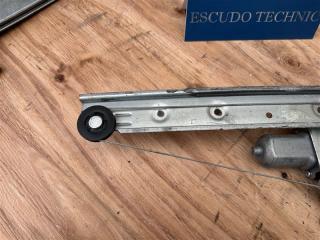 Стеклоподъемник левый задний SUZUKI ESCUDO TD54W J20A 83402-65J00 4 ракурс Стеклоподъемник левый задний SUZUKI ESCUDO TD54W J20A 83402-65J00 4 ракурс