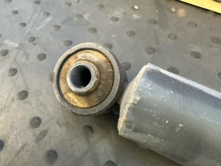Амортизатор SUZUKI ESCUDO TDA4W J24B 41700-65J01-000 2 ракурс