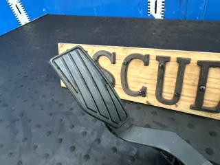 Педаль газа SUZUKI ESCUDO YE21S M16A 4940068L01 3 ракурс Педаль газа SUZUKI ESCUDO YE21S M16A 4940068L01 3 ракурс