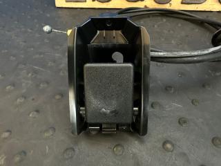 Тросик капота SUZUKI ESCUDO TDA4W J24B 82160-65J02-5PK 2 ракурс Тросик капота SUZUKI ESCUDO TDA4W J24B 82160-65J02-5PK 2 ракурс