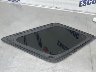 Стекло собачника правое заднее SUZUKI ESCUDO TA74W M16A 8456065J10 3 ракурс