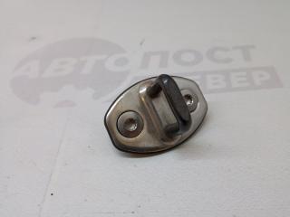 Фото запчасти ответная часть замка двери задняя Volkswagen Tiguan 2010 Б/У запчасть Запчасть ответная часть замка двери задняя Volkswagen Tiguan 2010