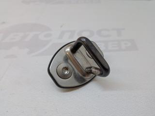 Фото запчасти ответная часть замка двери передняя Volkswagen Tiguan 2010 Б/У запчасть Запчасть ответная часть замка двери передняя Volkswagen Tiguan 2010