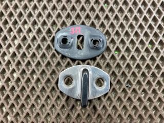 Фото запчасти ответная часть замка двери задняя правая Volkswagen Polo Sed RUS 2012 Б/У запчасть Запчасть ответная часть замка двери задняя правая Volkswagen Polo Sed RUS 2012