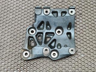 Запчасть кронштейн компрессора кондиционера Nissan Bluebird 1999