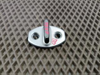 Фото запчасти ответная часть замка двери передняя правая Volkswagen Polo Sed RUS 2017 Б/У запчасть Запчасть ответная часть замка двери передняя правая Volkswagen Polo Sed RUS 2017