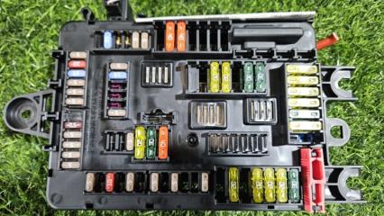 Блок предохранителей BMW 1-SERIES F20 N47D20C 933788001 2 ракурс