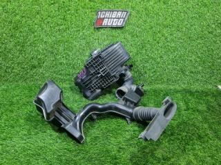 Корпус воздушного фильтра TOYOTA COROLLA ZWE215 2ZR-FXE 17700-37410 2 ракурс Корпус воздушного фильтра TOYOTA COROLLA ZWE215 2ZR-FXE 17700-37410 2 ракурс