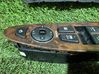 Блок упр. стеклоподьемниками левый передний HYUNDAI GENESIS BH G6DA 935703M003A4 3 ракурс