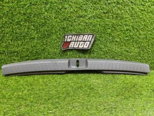 Запчасть накладка замка багажника задняя TOYOTA SIENTA