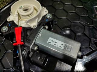 Доводчик двери правый передний AUDI A8 4H2 CDSB 4H1837016E 3 ракурс