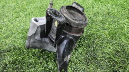 Подушка двигателя правая передняя TOYOTA VOXY AZR60 1AZ-FSE 12305-28080 4 ракурс Подушка двигателя правая передняя TOYOTA VOXY AZR60 1AZ-FSE 12305-28080 4 ракурс