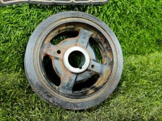 Шкив коленвала TOYOTA SEQUOIA USK65L 3URFE 13470-0S010 3 ракурс Шкив коленвала TOYOTA SEQUOIA USK65L 3URFE 13470-0S010 3 ракурс