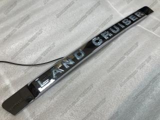 Накладка молдинг двери багажника задняя Toyota Land Cruiser 200