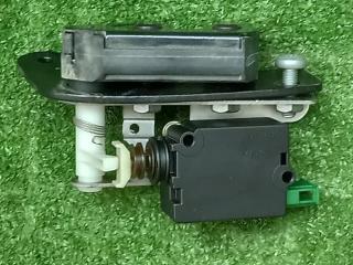 Замок двери багажника правый Land Rover Discovery 2006 контрактная Замок двери багажника правый Land Rover Discovery 2006