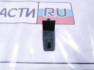 Запчасть крючок пола для ковра Mitsubishi Outlander 2012