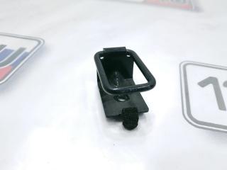 Запчасть крючок багажника Mazda Tribute 2001