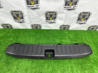 Накладка замка багажника задняя HONDA FIT SHUTTLE 2014/ЦВЕТ NH624P/ПРОБЕГ 41628КМ