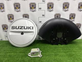 Колпак запасного колеса задний SUZUKI JIMNY 2010/ЦВЕТ 26U/ПРОБЕГ 40008