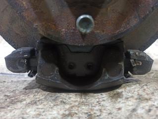 Суппорт правый передний SUZUKI ALTO HA24S K6A 2 ракурс Суппорт правый передний SUZUKI ALTO HA24S K6A 2 ракурс