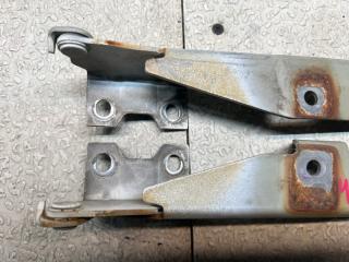 Петля капота MITSUBISHI EK WAGON H81W 5 ракурс Петля капота MITSUBISHI EK WAGON H81W 5 ракурс