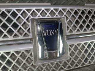 Решетка радиатора TOYOTA VOXY AZR60 53101-28220 5 ракурс
