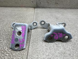 Фото запчасти петля дверная задняя правая TOYOTA PRIUS PHV 2017 контрактная запчасть Запчасть петля дверная задняя правая TOYOTA PRIUS PHV 2017