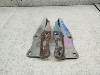 Петля капота NISSAN LARGO W30 1 ракурс Петля капота NISSAN LARGO W30 1 ракурс