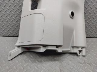 Накладка на стойку кузова правая задняя TOYOTA VOXY ZWR80 2ZR-FXE 62470-28050 2 ракурс Накладка на стойку кузова правая задняя TOYOTA VOXY ZWR80 2ZR-FXE 62470-28050 2 ракурс