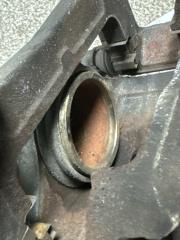 Суппорт левый передний SUBARU IMPREZA GG2 EJ152 3 ракурс
